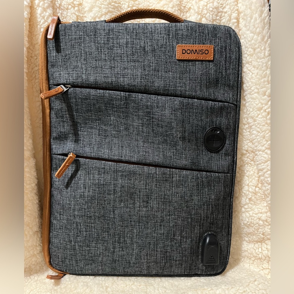 Domiso Laptop Sleeve with USB Port